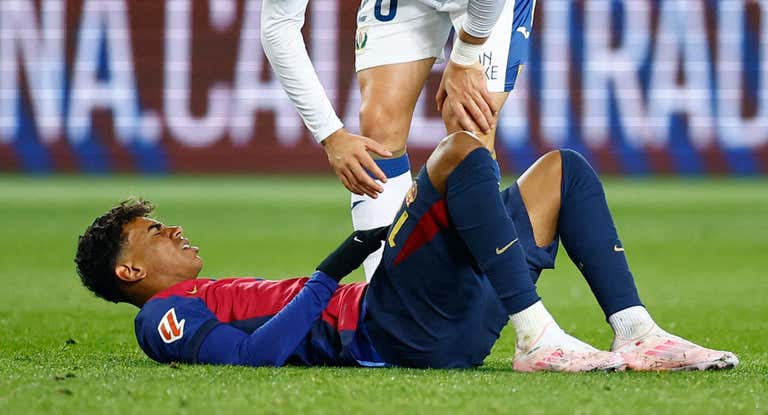 Lamine Yamal se duele en el suelo tras un golpe ante el Leganés.