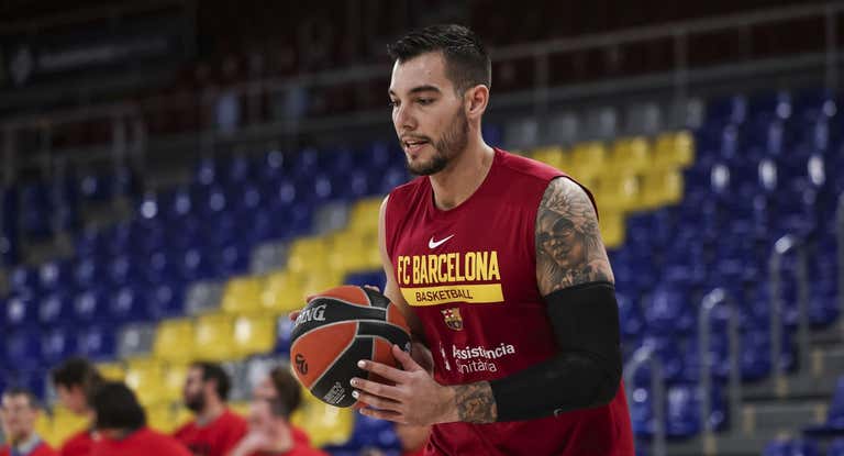 Willy Hernangómez durante un calentamiento con el Barcelona.
