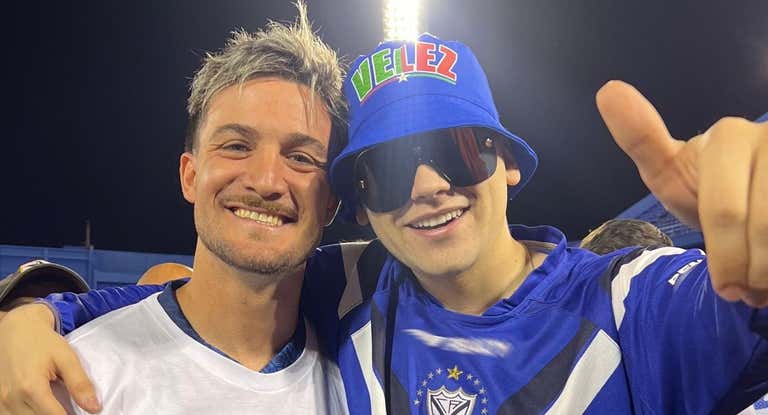 Bizarrap celebra el título junto a Pizzini, jugador de Vélez.