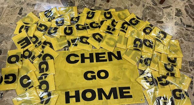 La rebelión contra Chen tiene 50 banderas de Aliexpress y no la paran ni cuatro furgones de policía: «Los Mossos se disculparon»