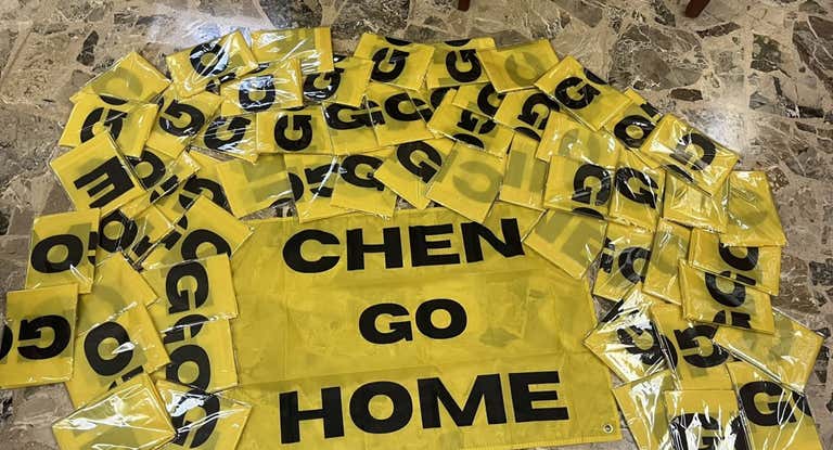 Las banderas con el lema 'Chen go home'.