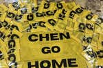 La rebelión contra Chen tiene 50 banderas de Aliexpress y no la paran ni cuatro furgones de policía: «Los Mossos se disculparon»