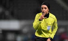 La primera mujer que iba a arbitrar un partido masculino de fútbol en Irán huye por amenazas