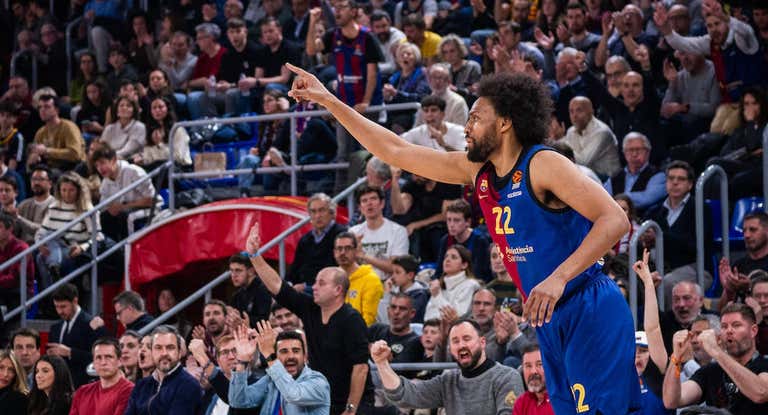 Jabari Parker celebra un triple.