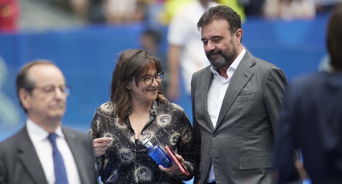 José Ángel Sánchez, director ejecutivo del Real Madrid, junto a Fayza Lamari, madre de Kylian Mbappé.