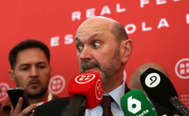 Rafael Louzán atiende a los medios nada más ser proclamado presidente.  GETTY