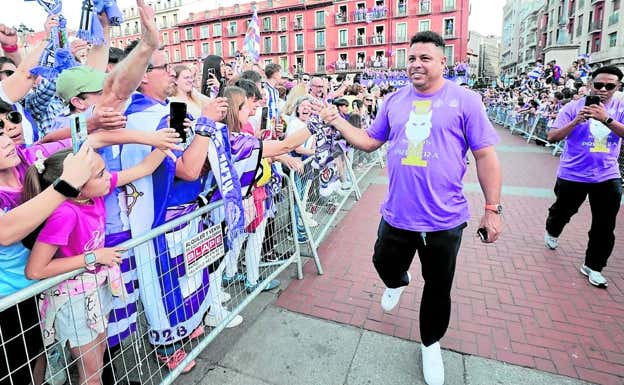 Ronaldo, en la celebración del Valladolid por volver a Primera.  Carlos Espeso