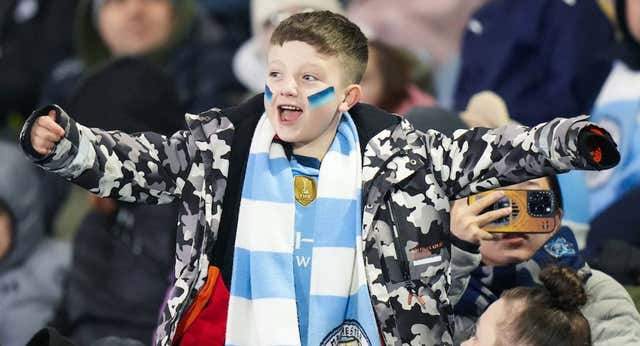 Para ellos sí, pero para ellas no: los hinchas del Manchester City se buscan la vida para ver la Champions en Montjuic