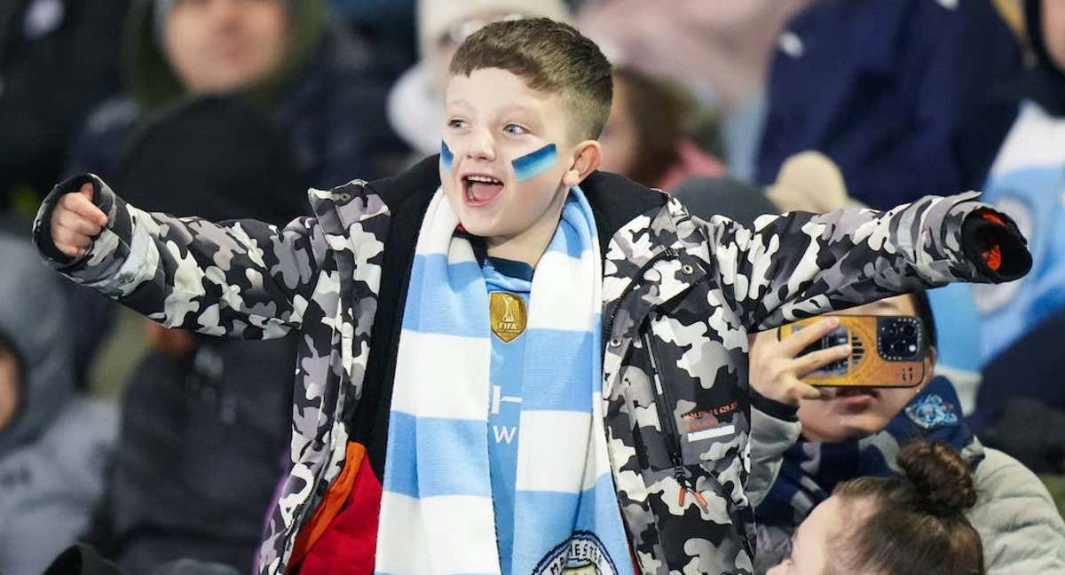 Aficionados del Manchester City durante un partido femenino.