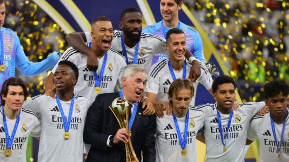 Ancelotti celebra con el equipo la Copa Intercontinental. /REUTERS
