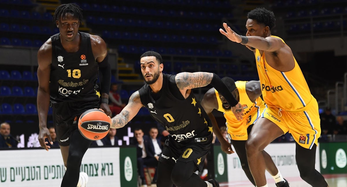 Markus Howard, con la bola, y Khalifa Diop, presionados por el Maccabi.