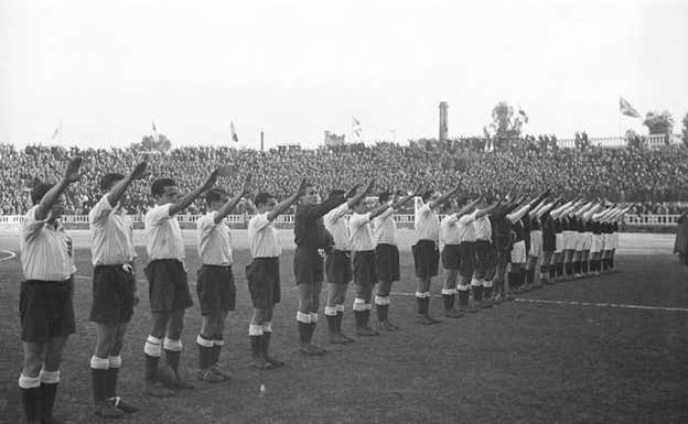 Jugadores catalanes, de blanco, y de la selección de Stuttgart haciendo el saludo fascista.  BRANGULÍ / ANC