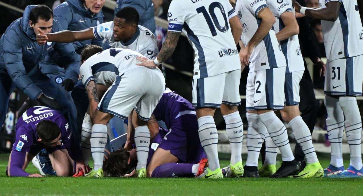 Momento en el que Bove se desploma en el partido entre la Fiorentina y el Inter.