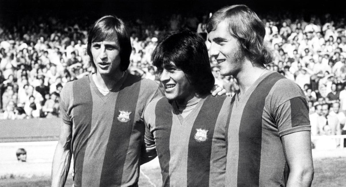 Hugo Sotil, en el centro de la imagen, junto a Cruyff y Neeskens.