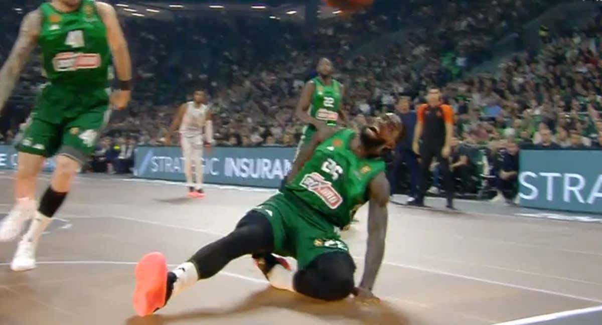 Captura de la retransmisión de Movistar Plus+ en la que se ve la lesión de Mathias Lessort.