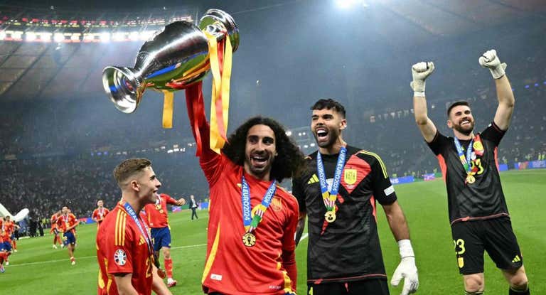 Cucurella levanta la Eurocopa
