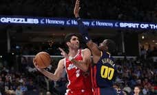 Santi Aldama pilota la apisonadora de los Grizzlies en el peor partido que se recuerda de Stephen Curry