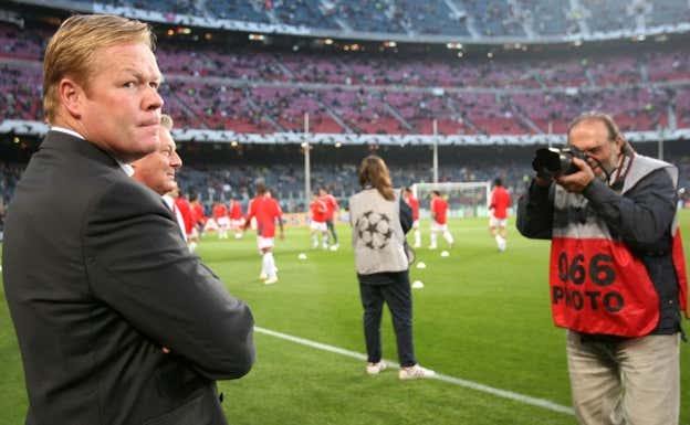 Antoni Campañà fotografiando a Koeman.
