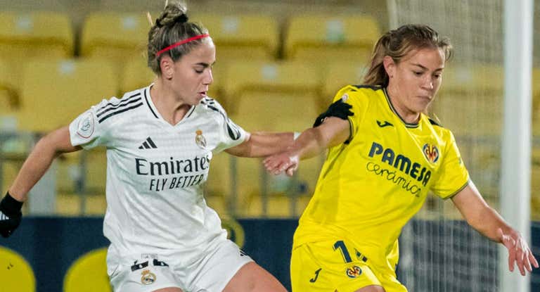 Athenea junto a Nerea Pérez en el partido.