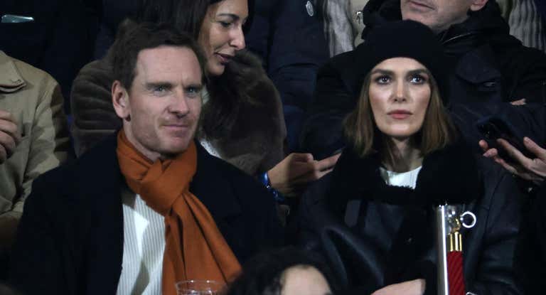 Michael Fassbander y Keira Knightley en un partido del Como 1907.