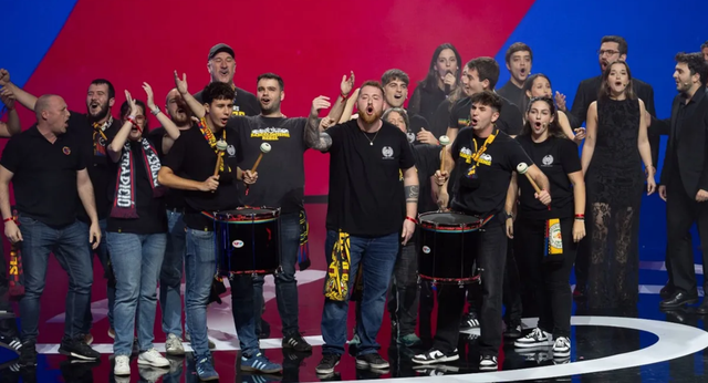 Sin ensayar, sin conocerse y en dos mañanas: así se grabó y cantó el himno del 125 aniversario del Barça