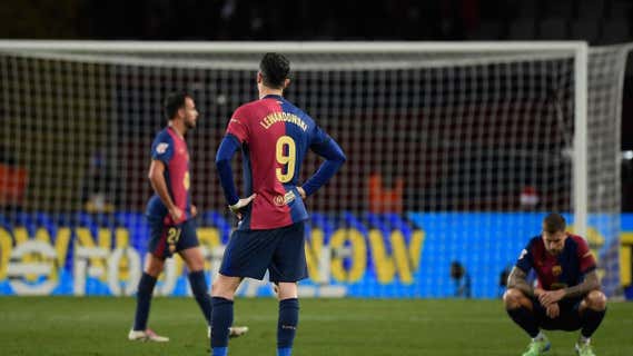 Los jugadores del Barça, lamentándose al finalizar el encuentro ante el Atlético de Madrid. /EFE