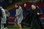 El Simeone más juguetón gana en Barcelona por primera vez y se divierte con la prensa