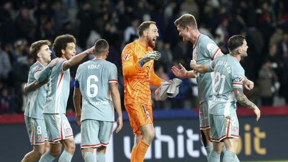 Oblak y Sorloth, cara a cara, celebran la victoria del Atlético en Montjuic. /EFE