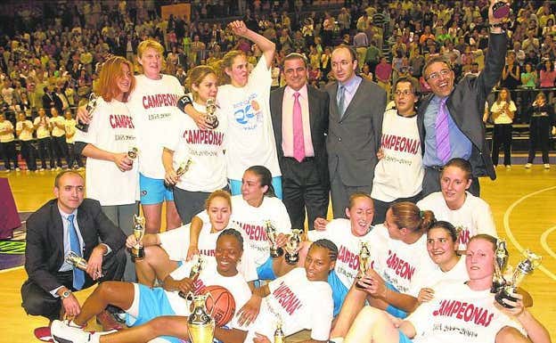 Las jugadoras del Ros Casares celebran el título de campeonas de liga en 2002.  ARCHIVO