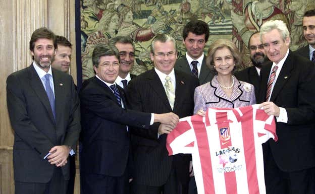 Presentación del partido de 2003 con la Reina Sofía y representantes del Atlético.  Javier Prieto
