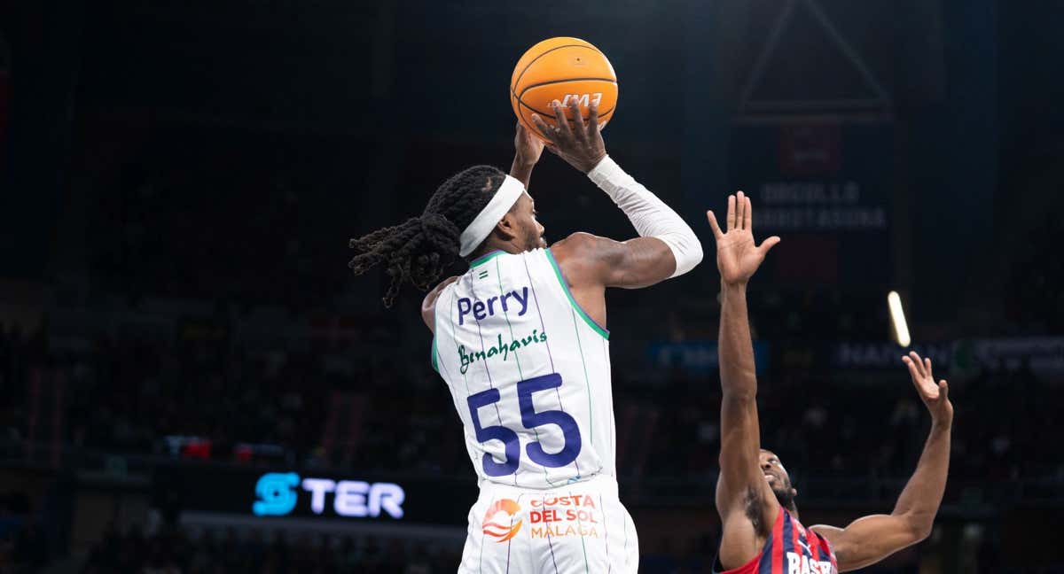 Kendrick Perry lanza un triple en el Buesa Arena.