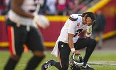 Drama en la NFL: Tank Dell se rompe la rodilla, sus compañeros lloran desconsolados y Taylor Swift lo ve desde la grada