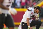 Drama en la NFL: Tank Dell se rompe la rodilla, sus compañeros lloran desconsolados y Taylor Swift lo ve desde la grada