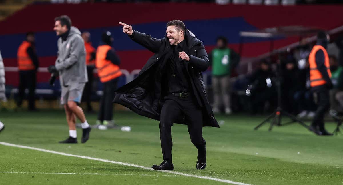 El Cholo Simeone celebra en la banda del estadio.