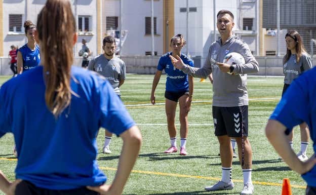 Borja, a la izquierda, durante un entrenamiento del Éibar atendiendo a Yerai Martín.  SD ÉIBAR