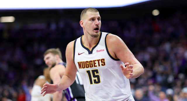 Jokic se pone el traje de Papa Noel, firma el enésimo triple doble del año y regala a Denver una victoria en la prórroga