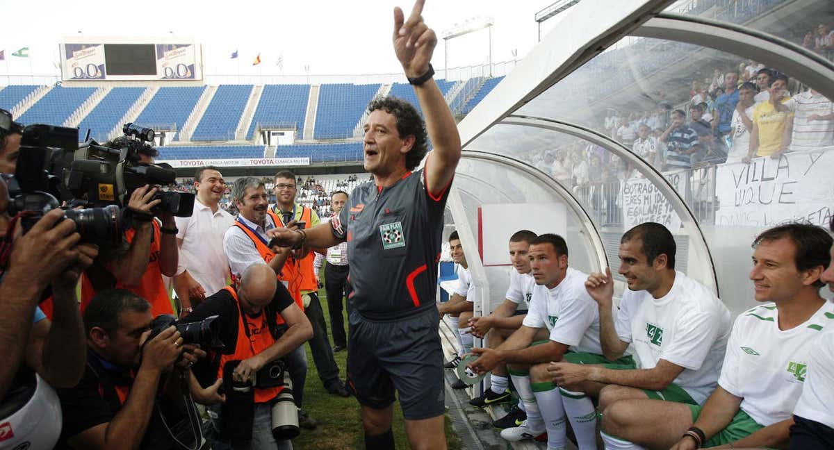 Rafa Guerrero, en su época de árbitro, en un partido benéfico.