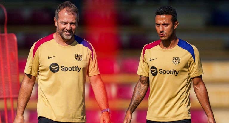 Thiago y Flick conversan durante un entrenamiento.