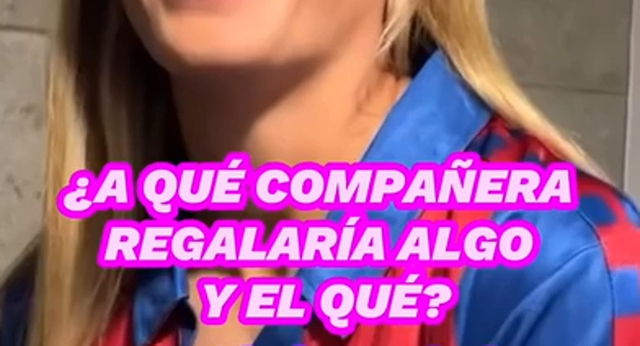Alexia Putellas y Aitana Bonmatí comentan cuáles serían sus regalos para sus compañeras.