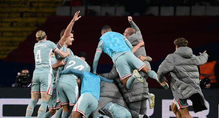 Los jugadores del Atlético celebrando el gol de Sorloth en Montjuic.