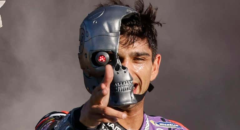Jorge Martín celebra el título mundial de MotoGP caracterizado de Martinator.