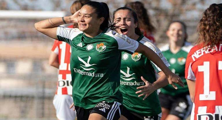 Lourdes Lezcano, jugadora argentina del Cacereño, celebra su gol ante el Ahtletic.