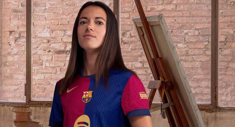 Aitana Bonmatí, jugadora y estrella del Barça, posa con la primera camiseta para esta temporada 2024-25 durante la sesión de fotos oficial del Barça.
