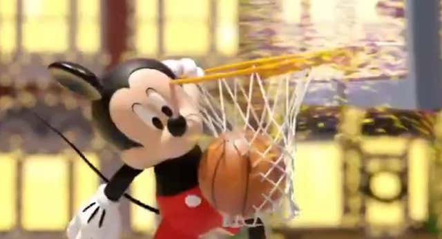La NBA se inventa en directo el Space Jam de LeBron y Jordan para que Wembanyama comparta pista con Mickey Mouse
