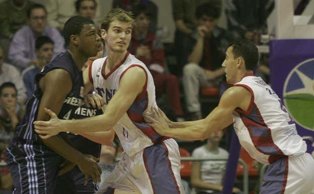 Splitter y Prigioni, durante un partido de Baskonia. ARCHIVO