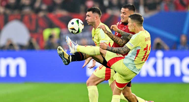 Grimaldo durante un partido con España.