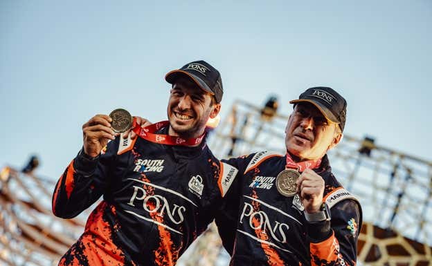 Pons y Betriu, con la medalla de su primer Dakar. PONS RALLYSPORT