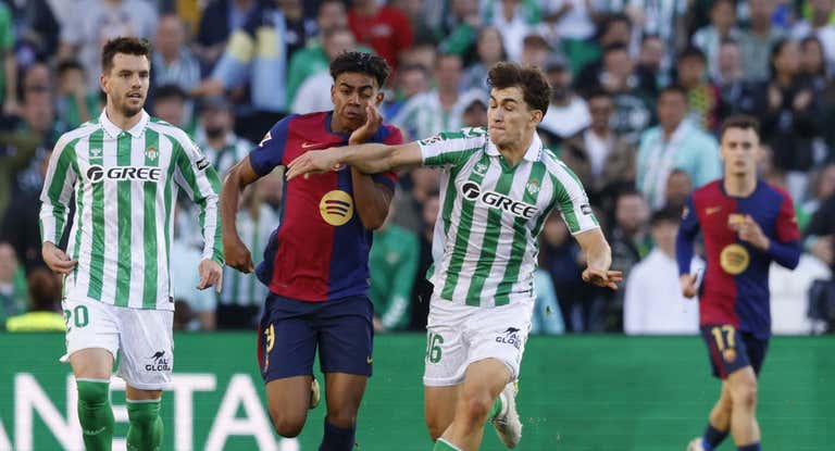 Mateo Flores en una disputa de balón con Lamine Yamal.