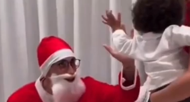 El brasileño se disfrazó en Nochebuena de Papá Noel para sorprender a sus hijos.