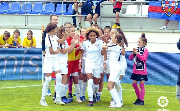 Vicky López y sus compañeras del Madrid CFF celebran el título de LaLiga Promises Femenina.